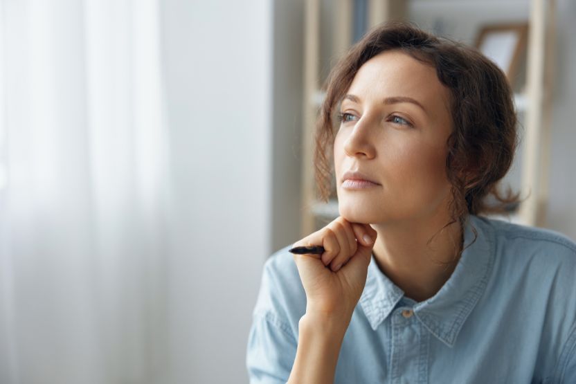 Persona reflexionando sobre sus patrones de apego y relaciones personales Persona reflexionando sobre sus patrones de apego y relaciones personales